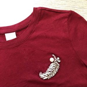 NWOT H&M Crystal & Pearl Fig Leaf Crew Neck Tee